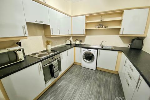 2 bed property, in Lowbridge Court, £85,000