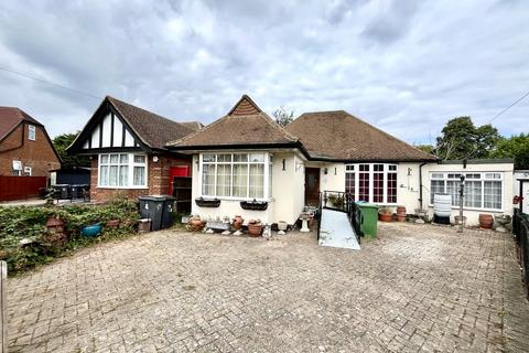 2 bed property, in Elmcroft Close, £500,000