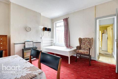 3 bed property, in Gristhorpe Road, £230,000