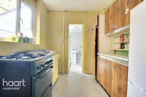 3 bed property, in Gristhorpe Road, £230,000