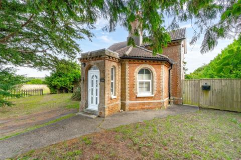 2 bed property, in Cranborne Road, £450,000