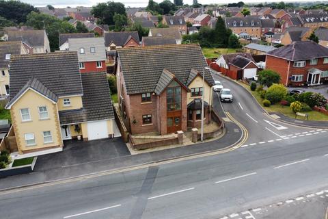 6 bed property, in Cwrt Gwscwm, £425,000