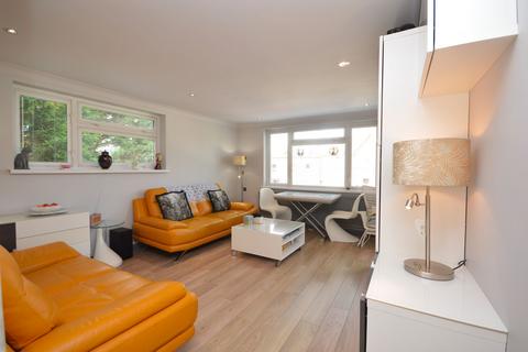 2 bed property, in Cheriton Gardens, £230,000