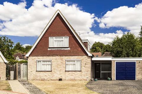 4 bed property, in 7 Meadow Close, £760,000