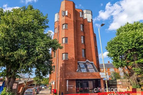 2 bed property, in Eleanor House, £220,000