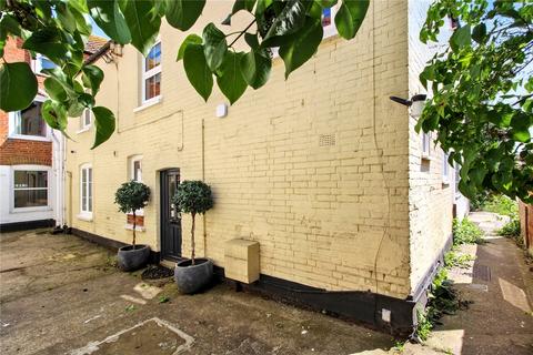 3 bed property, in Cumberland Close, £375,000