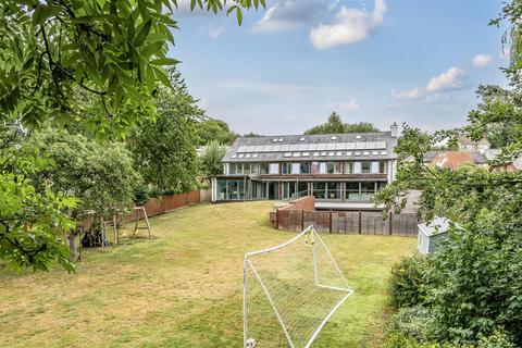 5 bed property, in High Street, £999,995