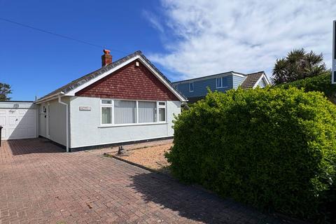 2 bed property, in East Bracklesham Drive, £499,950