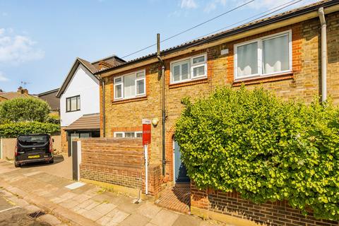 2 bed property, in Cowper Road, £530,000