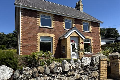 3 bed property, in Fforddlas, £450,000