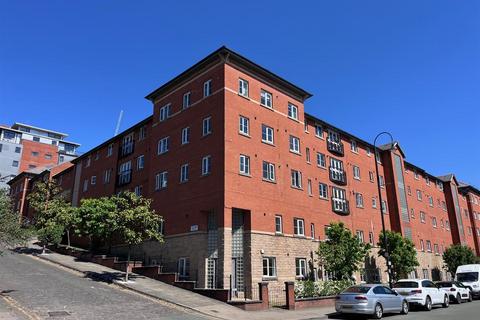2 bed property, in Wharf Apartments, £185,000