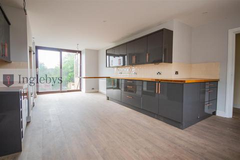 3 bed property, in Beach Road, £345,000