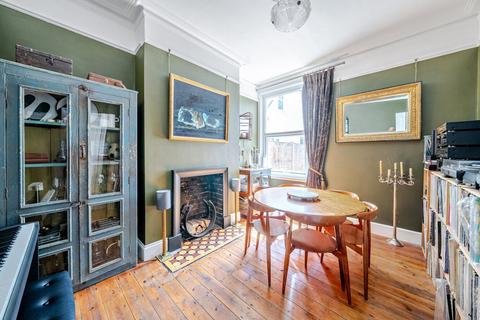 3 bed property, in Elmers End Road, £665,000