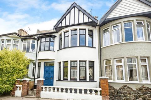 3 bed property, in Brightwell Avenue, £390,000