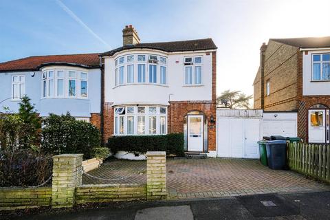 3 bed property, in The Avenue, £825,000