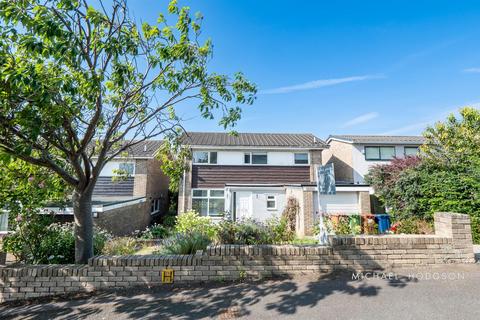 4 bed property, in Alpine Way, £279,950