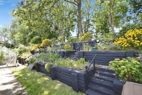 2 bed property, in The Copse, £220,000