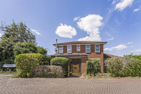 4 bed property, in Brewers Field, £675,000