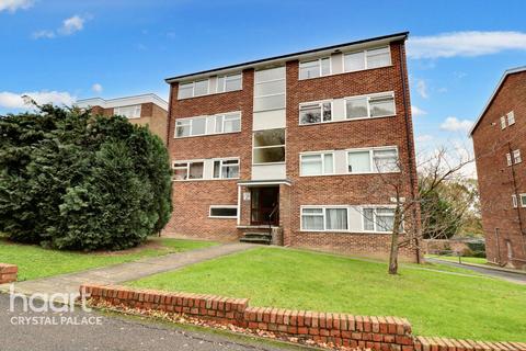 1 bed property, in Auckland Road, £230,000