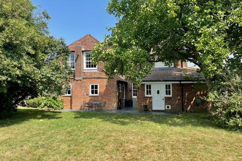 4 bed property, in Waltham, £1,100,000