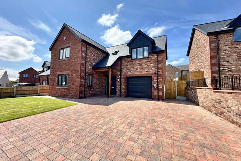 4 bed property, in Priors Garth, £575,000