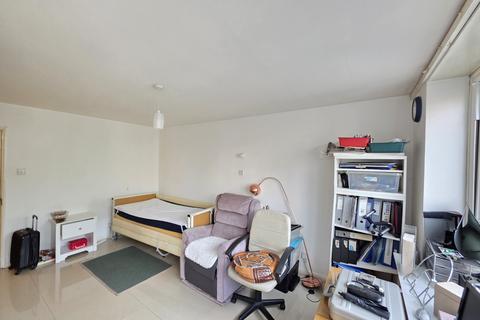 1 bed property, in Mapesbury Road, £325,000