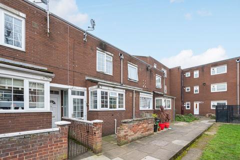 2 bed property, in Blanch Close, £400,000