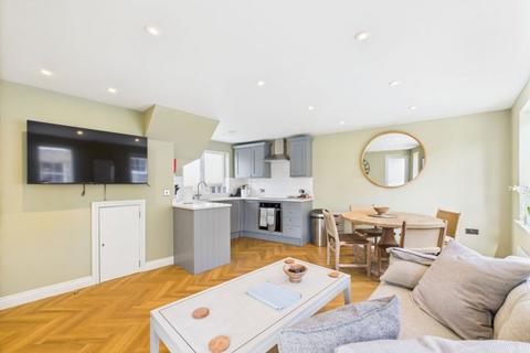1 bed property, in Shore Apartment, £200,000