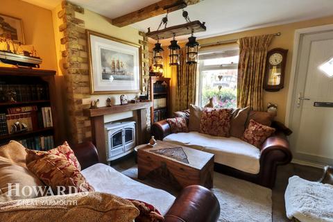 2 bed property, in Clay Road, £210,000
