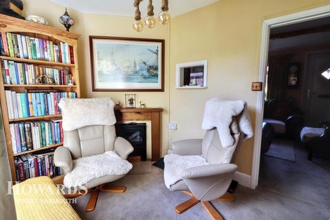 2 bed property, in Clay Road, £210,000