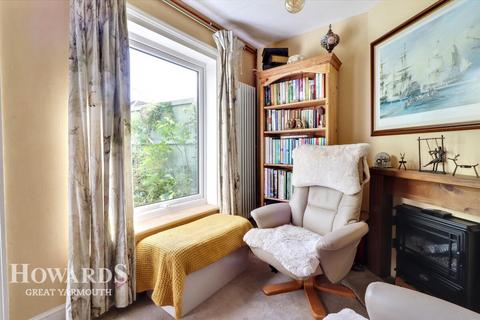 2 bed property, in Clay Road, £210,000