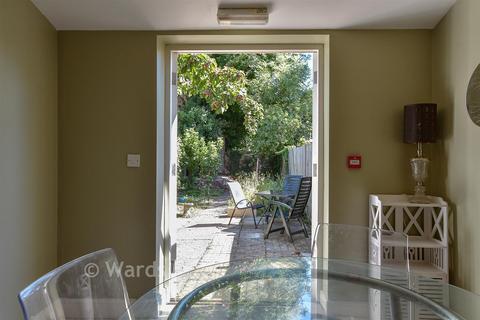 2 bed property, in St. Mary's Street, £550,000