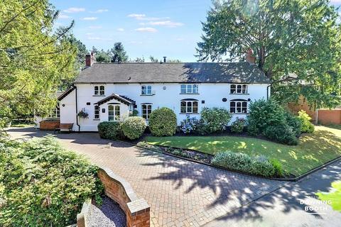 4 bed property, in Lysways Lane, £925,000