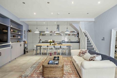 3 bed property, in Devonport Mews, £1,100,000