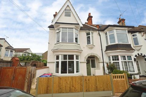 5 bed property, in Oakleigh Park Drive, £575,000
