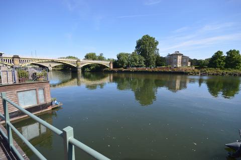 2 bed property, in Ducks Walk, £649,950