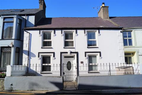 4 bed property, in High Street, £185,000
