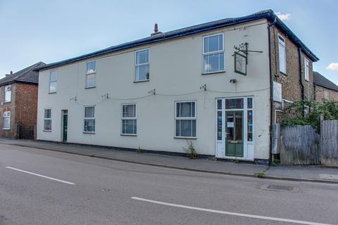 6 bed property, in Station Road, £270,000