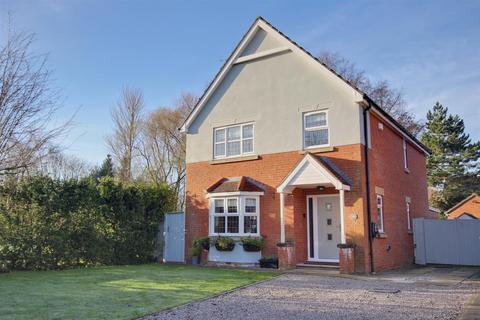 4 bed property, in The Orchard, £280,000