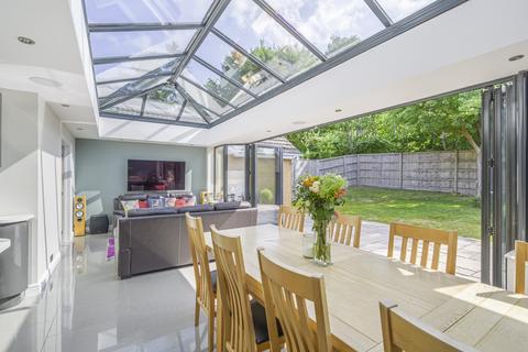 5 bed property, in Haywain Close, £650,000