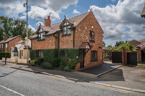 3 bed property, in Tarporley Road, £370,000
