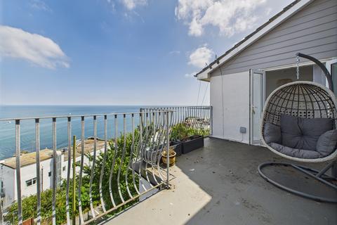 2 bed property, in Dawn Road, £410,000