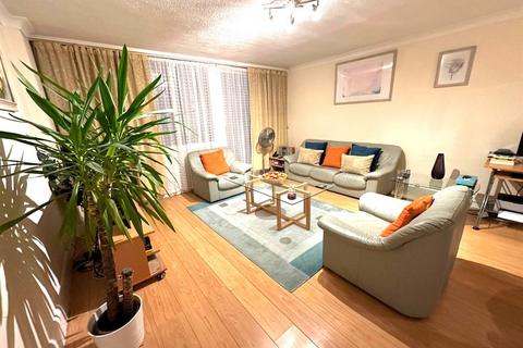 2 bed property, in Embassy Lodge, £425,000
