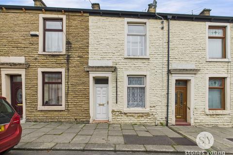 2 bed property, in Queen Street, £70,000