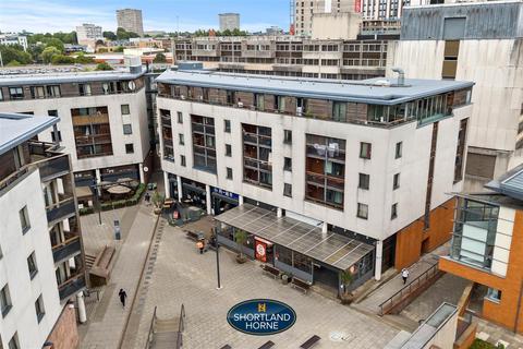 2 bed property, in Abbey Court, £135,000