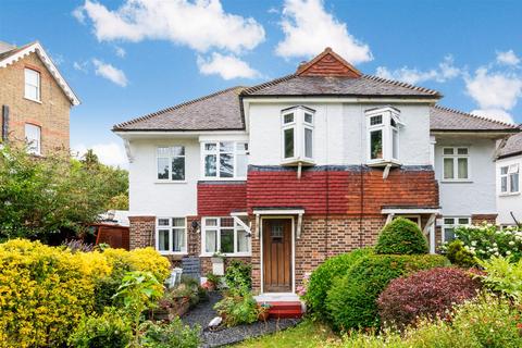 2 bed property, in Pixham Court, £499,950