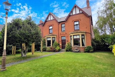 5 bed property, in Ansdell Road South, £650,000