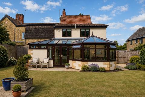 3 bed property, in Silver Street, £415,000