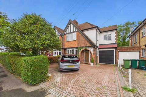 4 bed property, in Village Way, £610,000