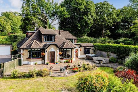 3 bed property, in Hollow Lane, £750,000